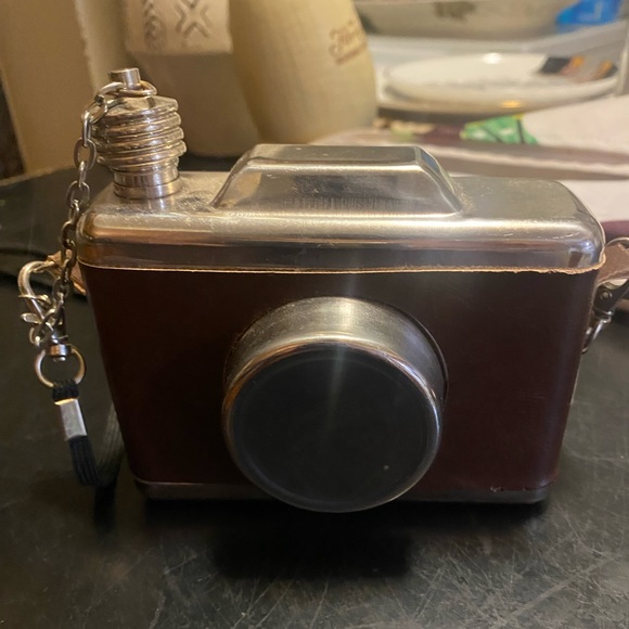 Camera shaped flask - Picture 1 of 4